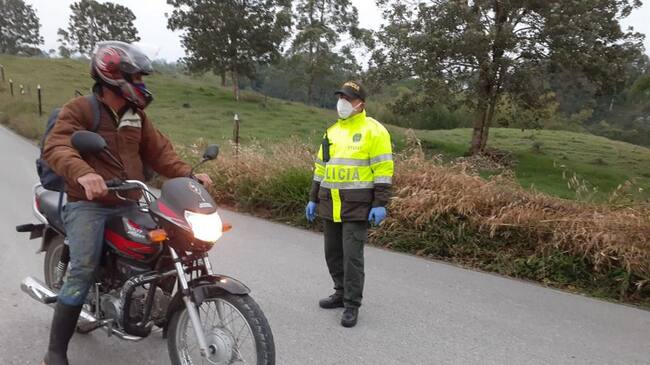 La policía con medidas de protección garantiza aislamiento obligatorio