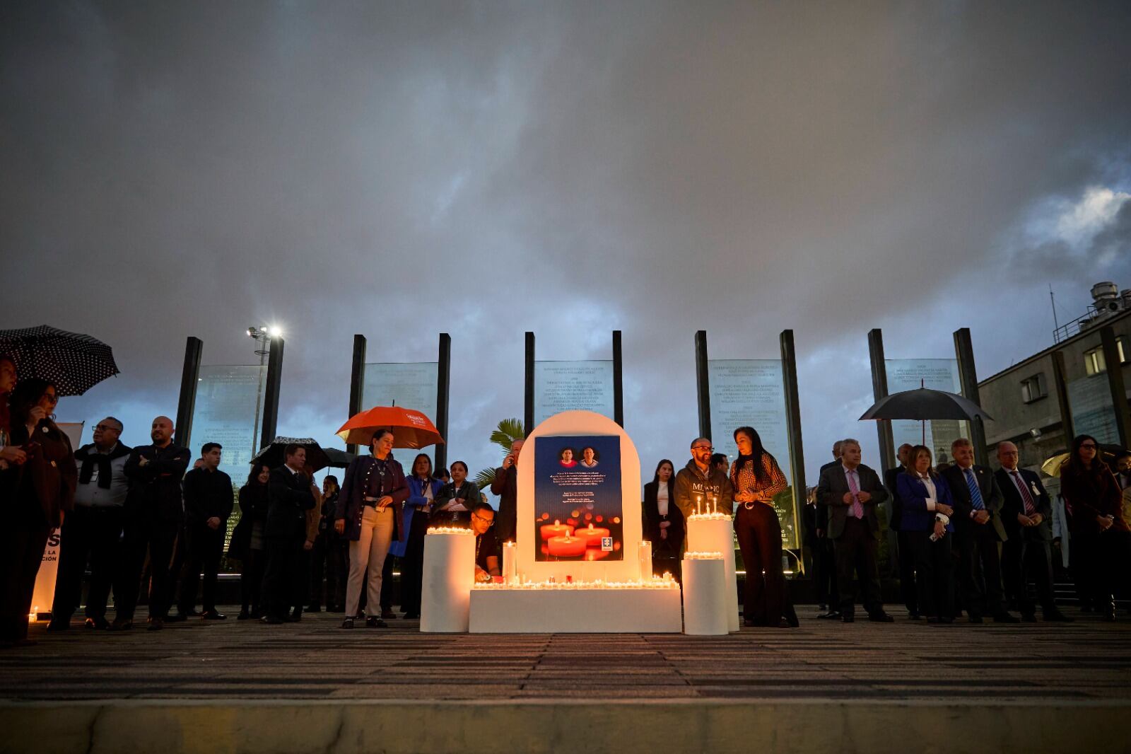 Velatón en el búnker de la Fiscalía pidiendo por la libertad de los agentes de la Dirección de Protección y Asistencia de la entidad, Jesús Antonio Pacheco Oviedo y Rodrigo Antonio López Estrada, secuestrados por el ELN. Foto: Fiscalía.