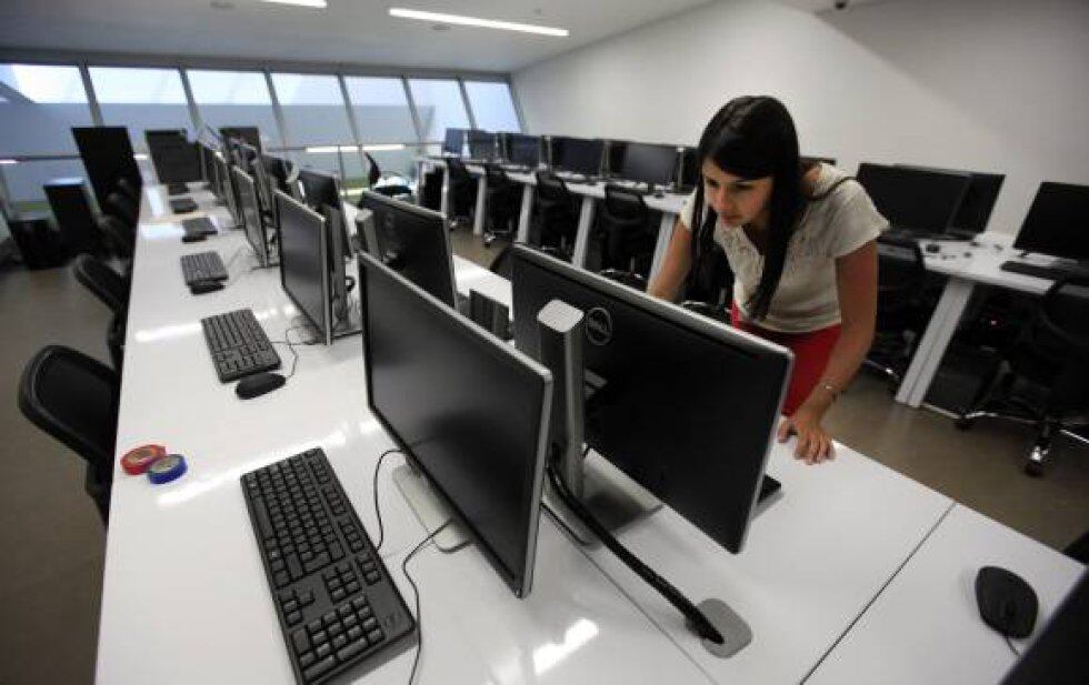 La reforma tributaria no grava las iglesias, fundaciones e internet para estratos 1-2-3: @MauricioCard