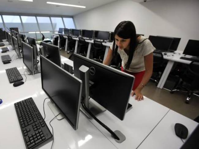 La reforma tributaria no grava las iglesias, fundaciones e internet para estratos 1-2-3: @MauricioCard