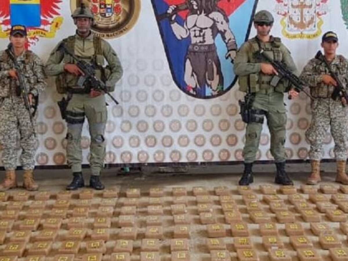 Un semisumergible y 240 kilos de coca decomisados en el pacífico nariñense