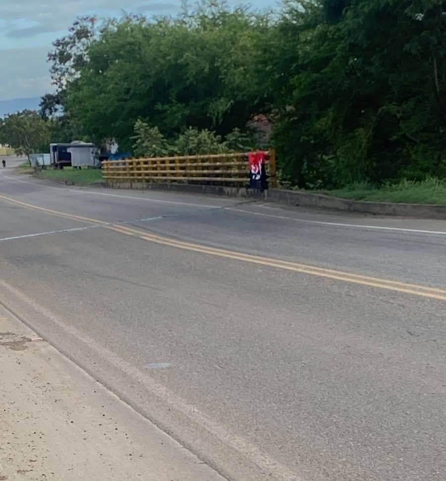 ELN instaló una bandera sobre el anillo vial occidental de Cúcuta. / Foto: Cortesía.