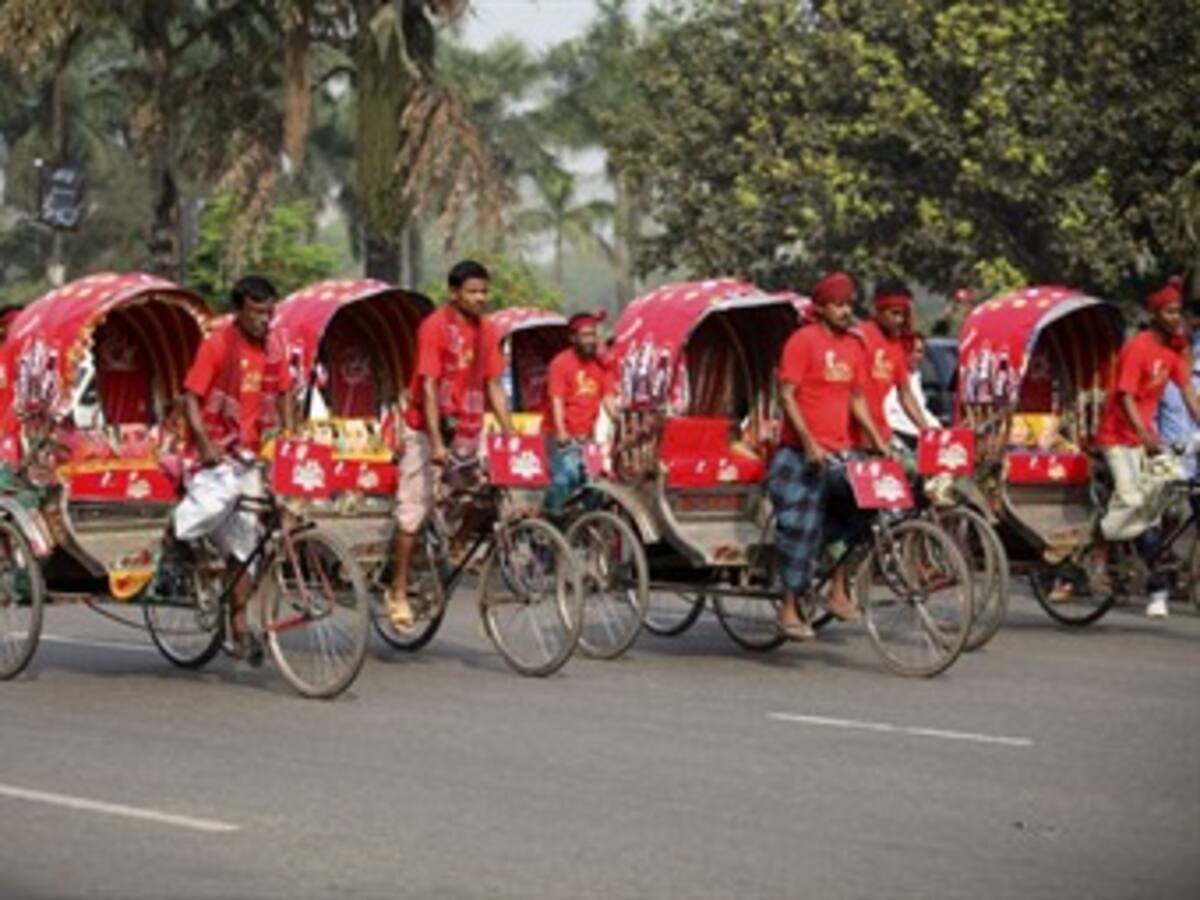 Ciclotaxistas toman las calles de Dacca en la Fiesta del Rickshaw