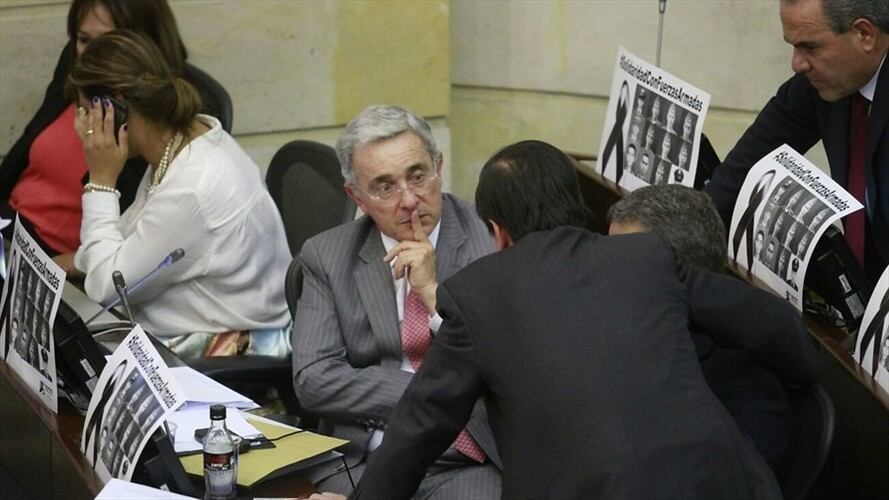Juan Fernando Cristo conversando con el expresidente Uribe en el Senado. Foto: Colprensa