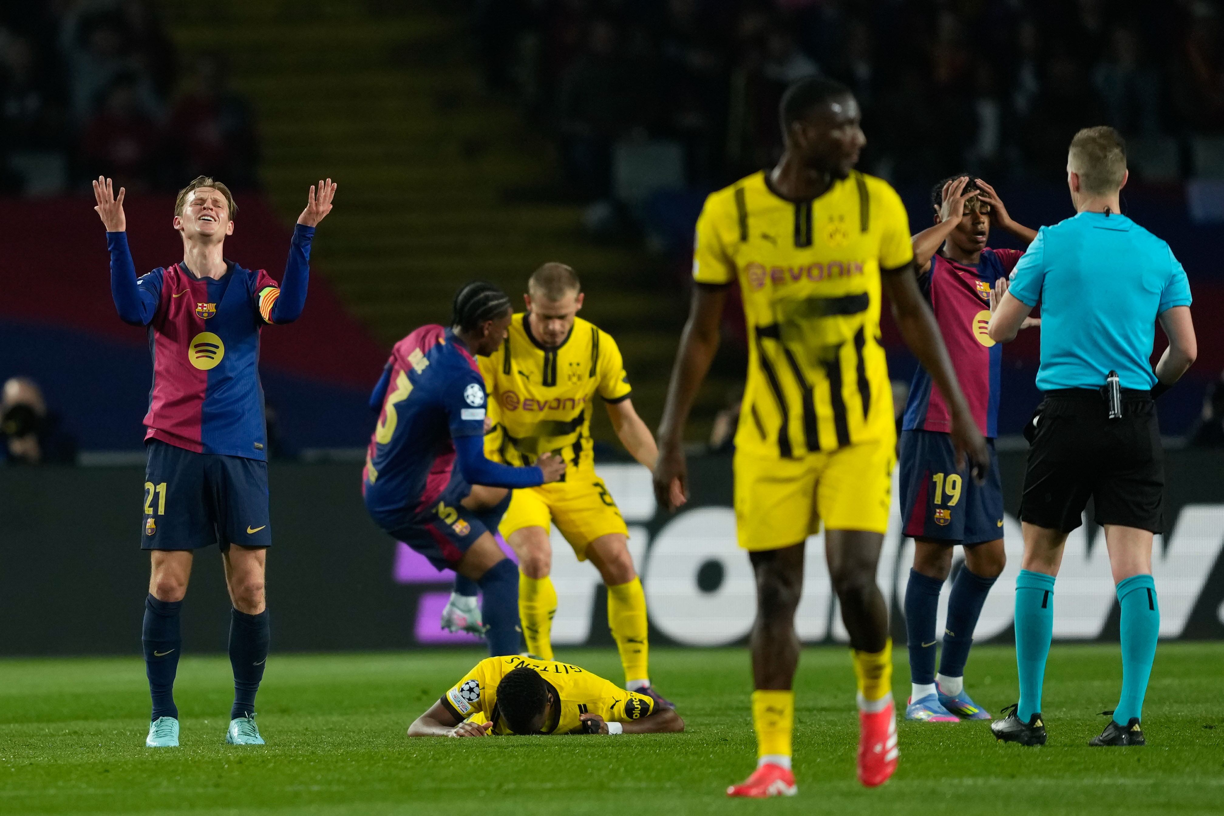 El centrocampista neerlandés del Barcelona Frenkie de Jong (i) se queja de una acción, durante el partido de ida de cuartos de final de la Liga de Campeones entre el Barcelona y el Borussia Dortmund. EFE/ Alejandro García