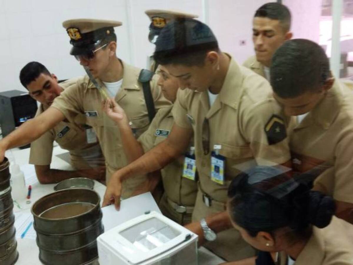 Futuros oficiales oceanógrafos visitan sede en isla Manzanillo, Cartagena
