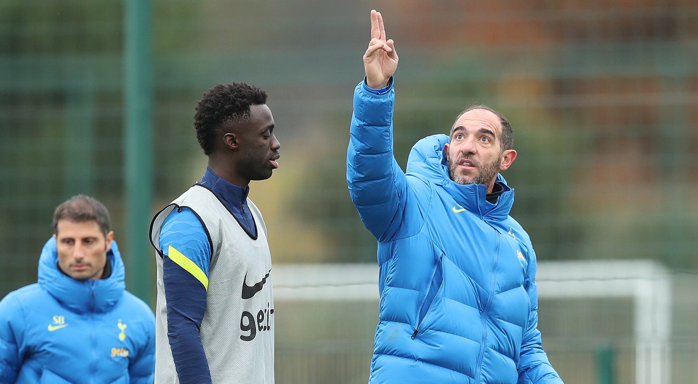 Davinson Sánchez y Cristian Stellini, (Photo by Tottenham Hotspur FC/Tottenham Hotspur FC via Getty Images)