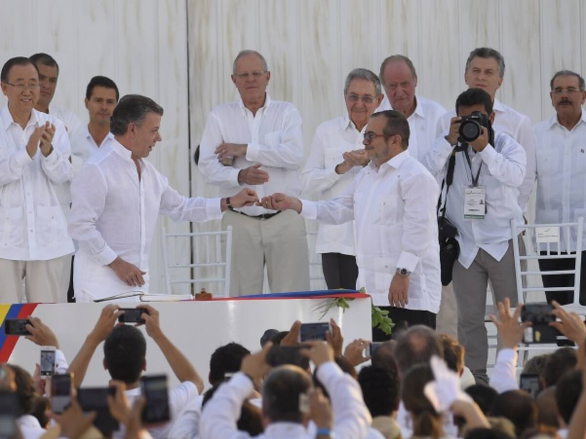 ¡Histórico momento! Santos y Timochenko firmaron el acuerdo de paz