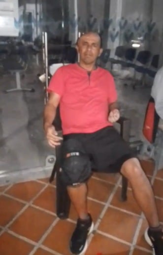 Paciente se encadena frente a la Nueva EPS de Cúcuta para exigir prótesis craneal. / Foto: Cortesía.