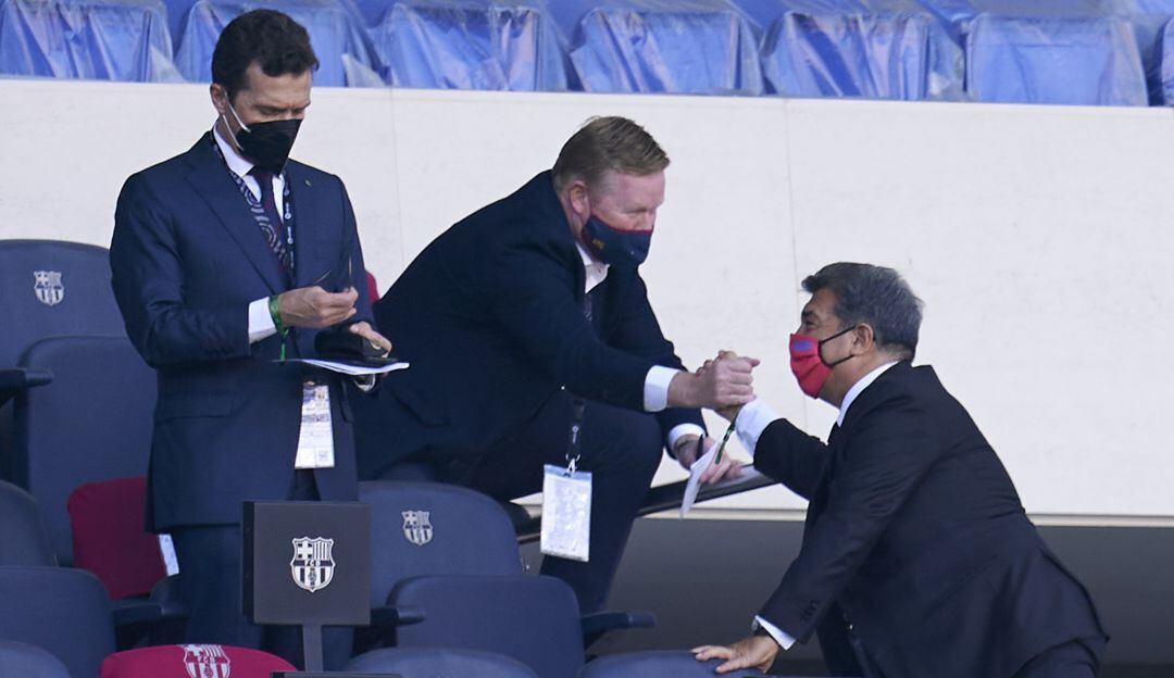 Ronald Koeman y Joan Laporta se encuentran en conversaciones para decidir la continuidad o no del entrenador neerlandés