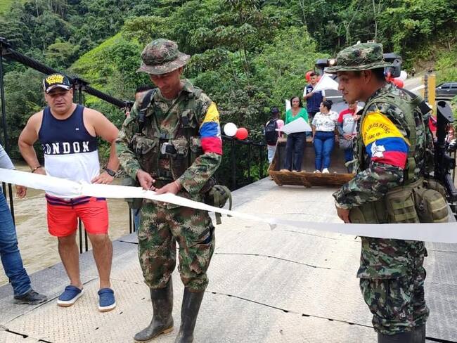 Disidencias de las Farc inauguraron un puente y entregaron maquinaria en Cauca