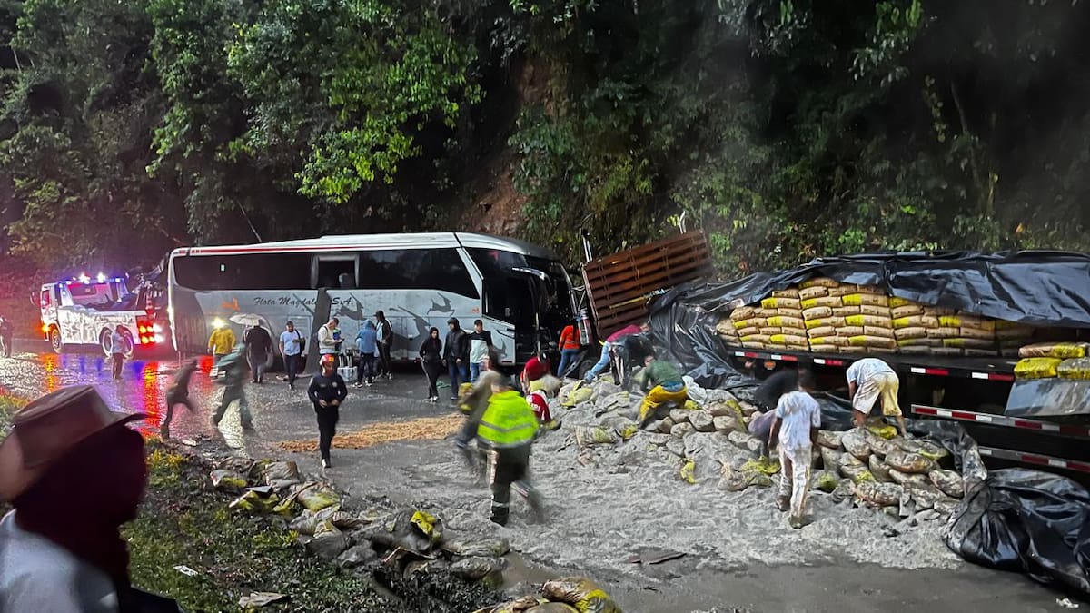 El choque entre un bus y un camión de carga deja un muerto y 15 heridos en San Luis