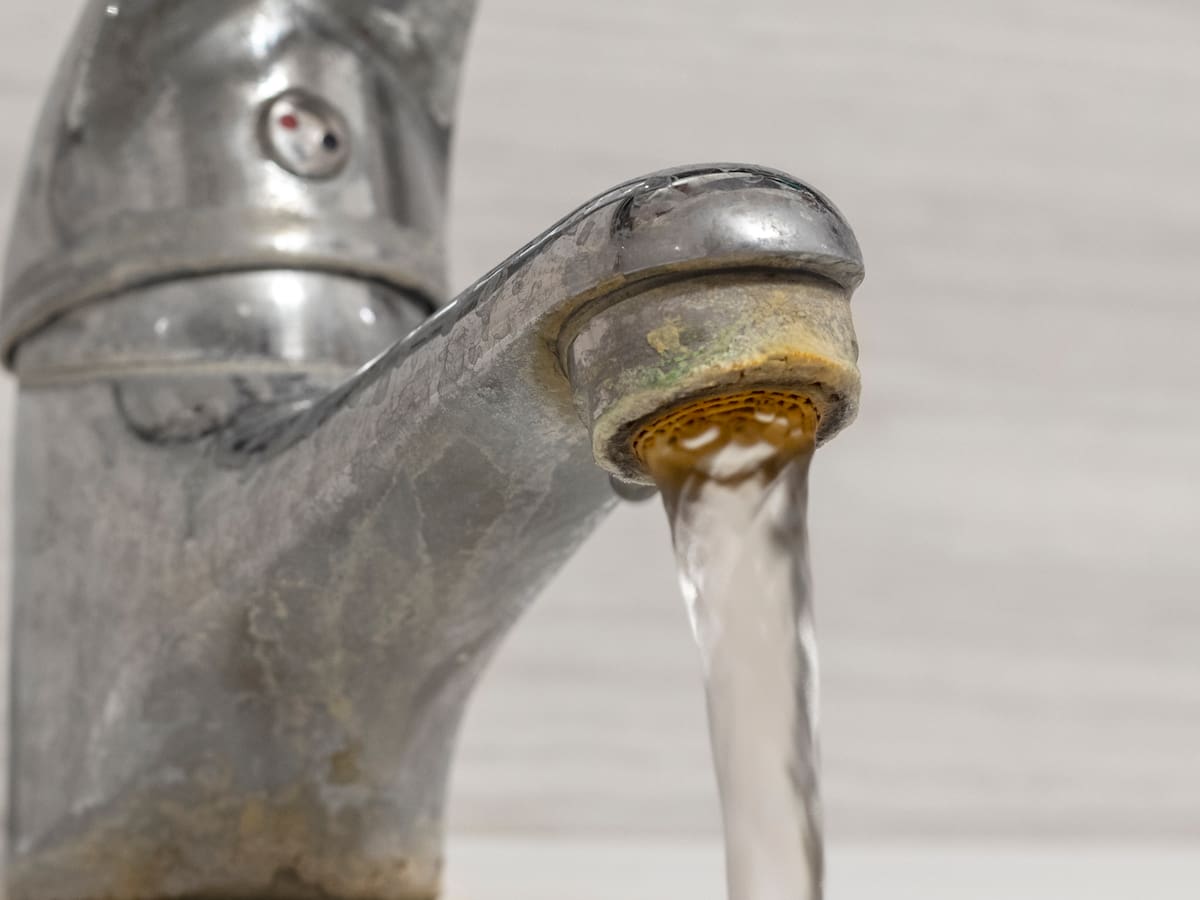 Ni vinagre ni limón: Truco sencillo para eliminar el sarro en grifos de los baños