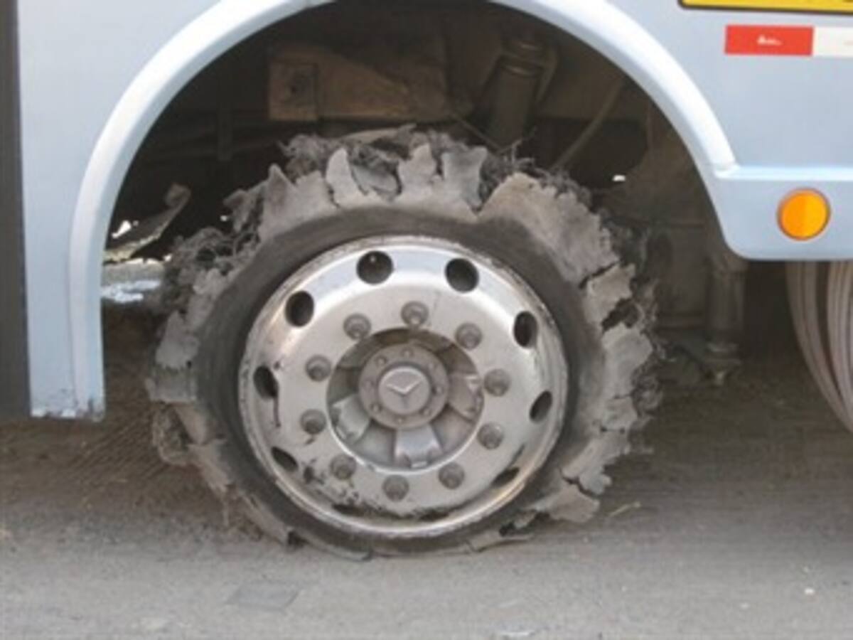 Cinco muertos deja accidente al estallar la llanta de un bus en el Cesar