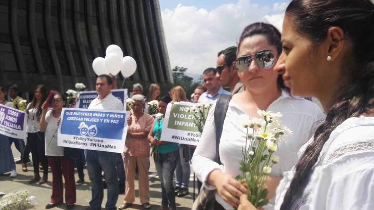 Los ciudadanos se sumaron a la iniciativa nacional #YoSoyYuliana para rechazar todo acto de violencia contra los niños.