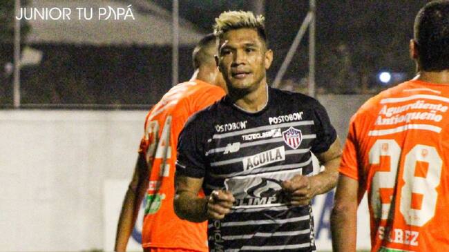 Teófilo Gutiérrez festeja el gol del empate parcial del Junior.