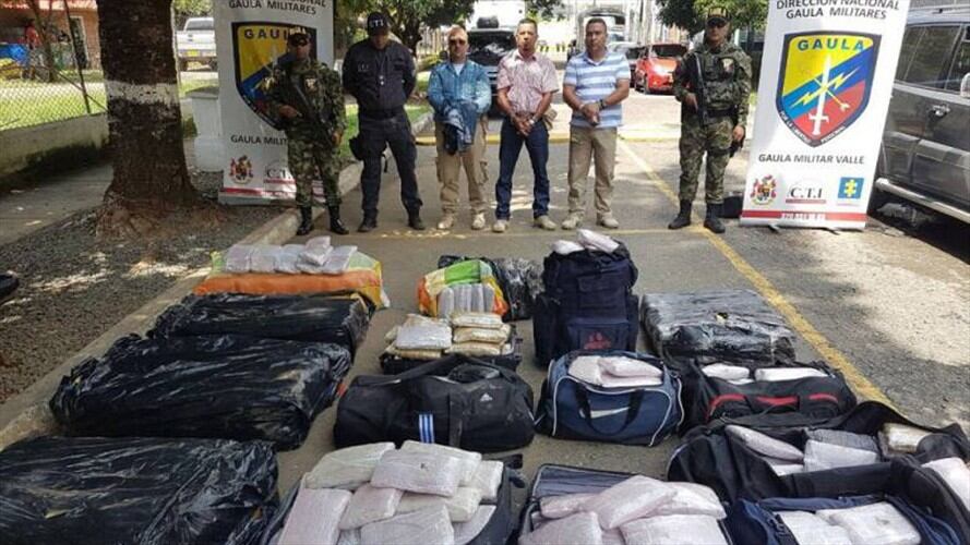 Tres escoltas adscritos a la Unidad Nacional de Protección fueron detenidos tras ser sorprendidos transportando 300 kilos de marihuana. Foto: Ejército Nacional