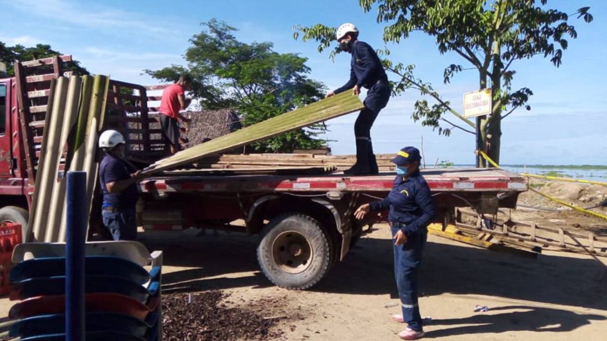 Locales comerciales de Salamina son evacuados por la erosión fluvial