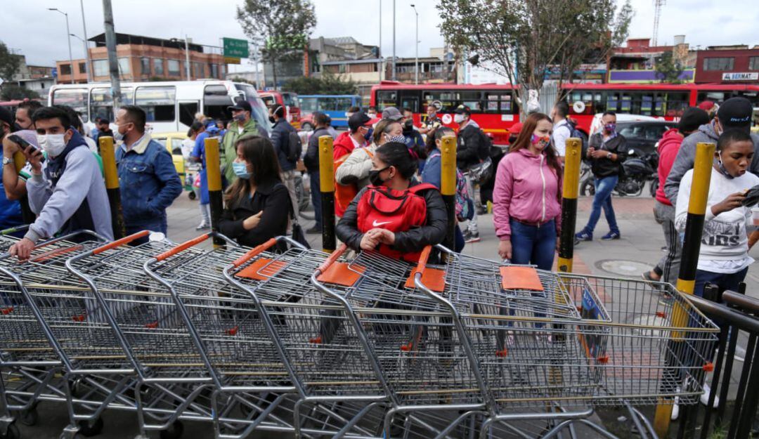Largas filas en el primer día sin IVA en Colombia. 