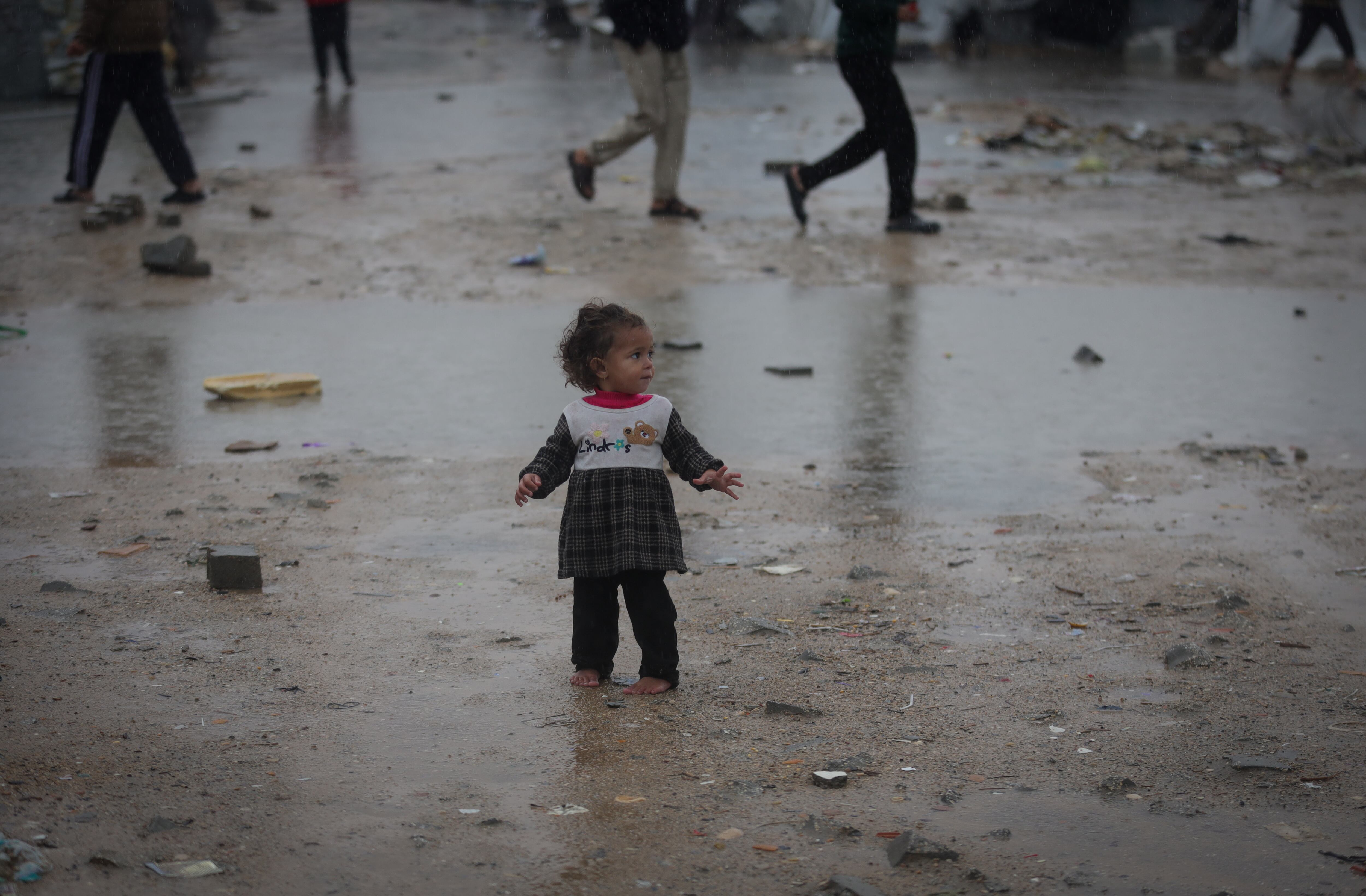 Niños palestinos sin zapatos en medio del repunte de lluvias en territorio palestino. 
(Foto:    Abdalhkem Abu Riash/Anadolu via Getty Images)