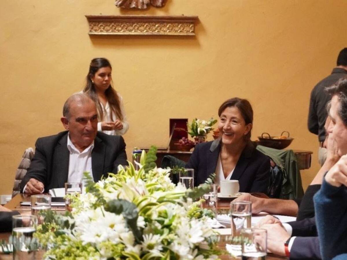 Viche y chocolate en la reunión de la Coalición Centro Esperanza