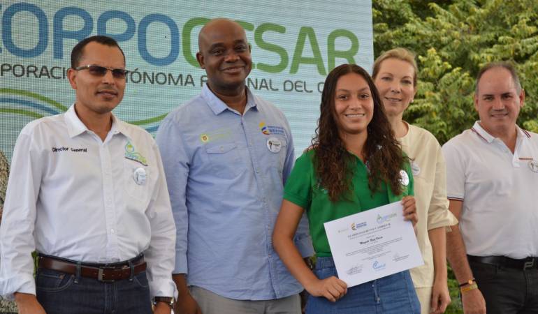 Con la graduanda, Kaleb Villalobos, director Corpocesar; ministro de Ambiente, Luis Gilberto Murillo, Primera Dama, María Clemencia de Santos y Francisco Ovalle, gobernador 