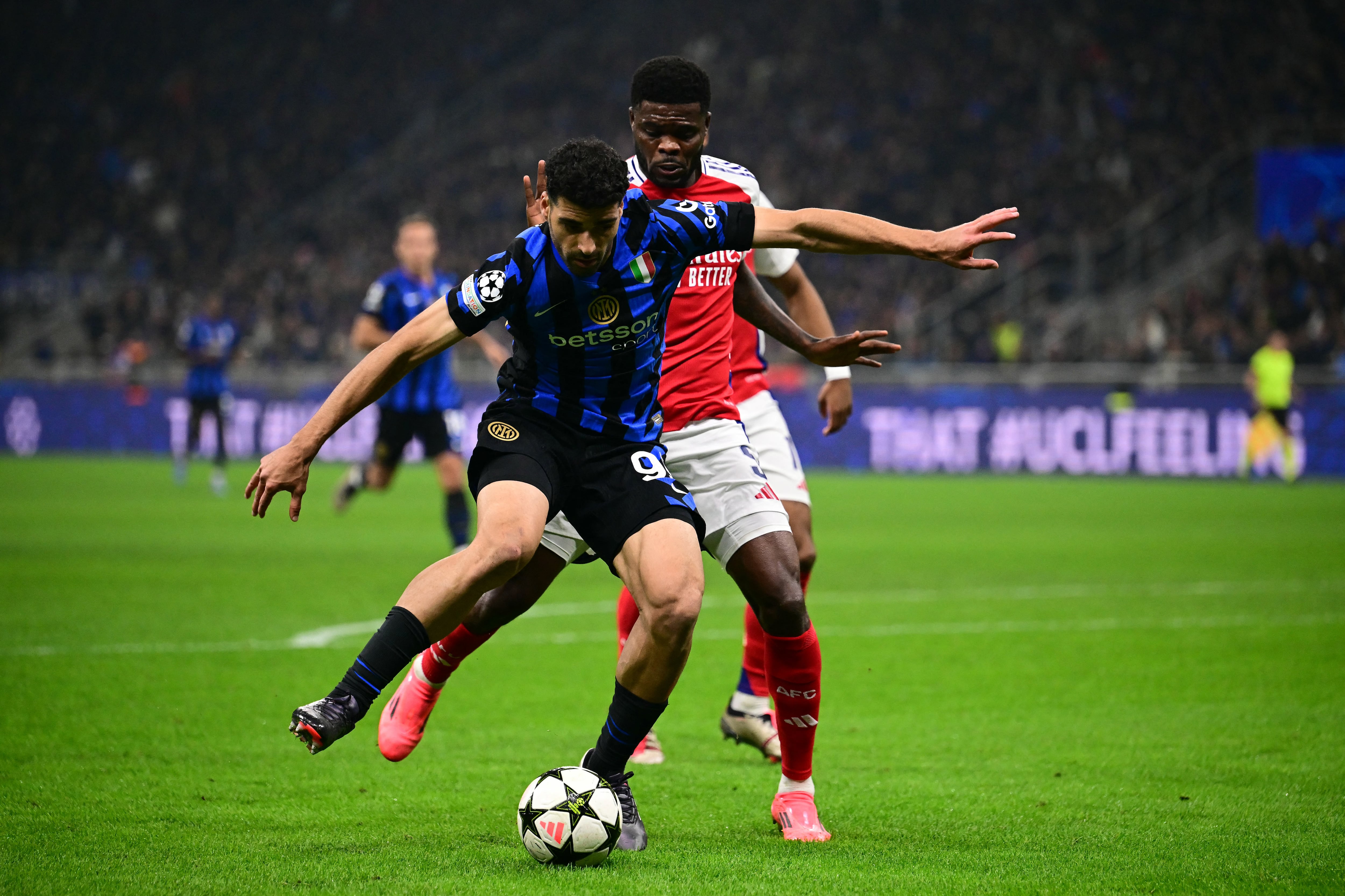 Duelo de Champions League entre Inter de Milán y Arsenal. (Photo by Marco BERTORELLO / AFP) (Photo by MARCO BERTORELLO/AFP via Getty Images)