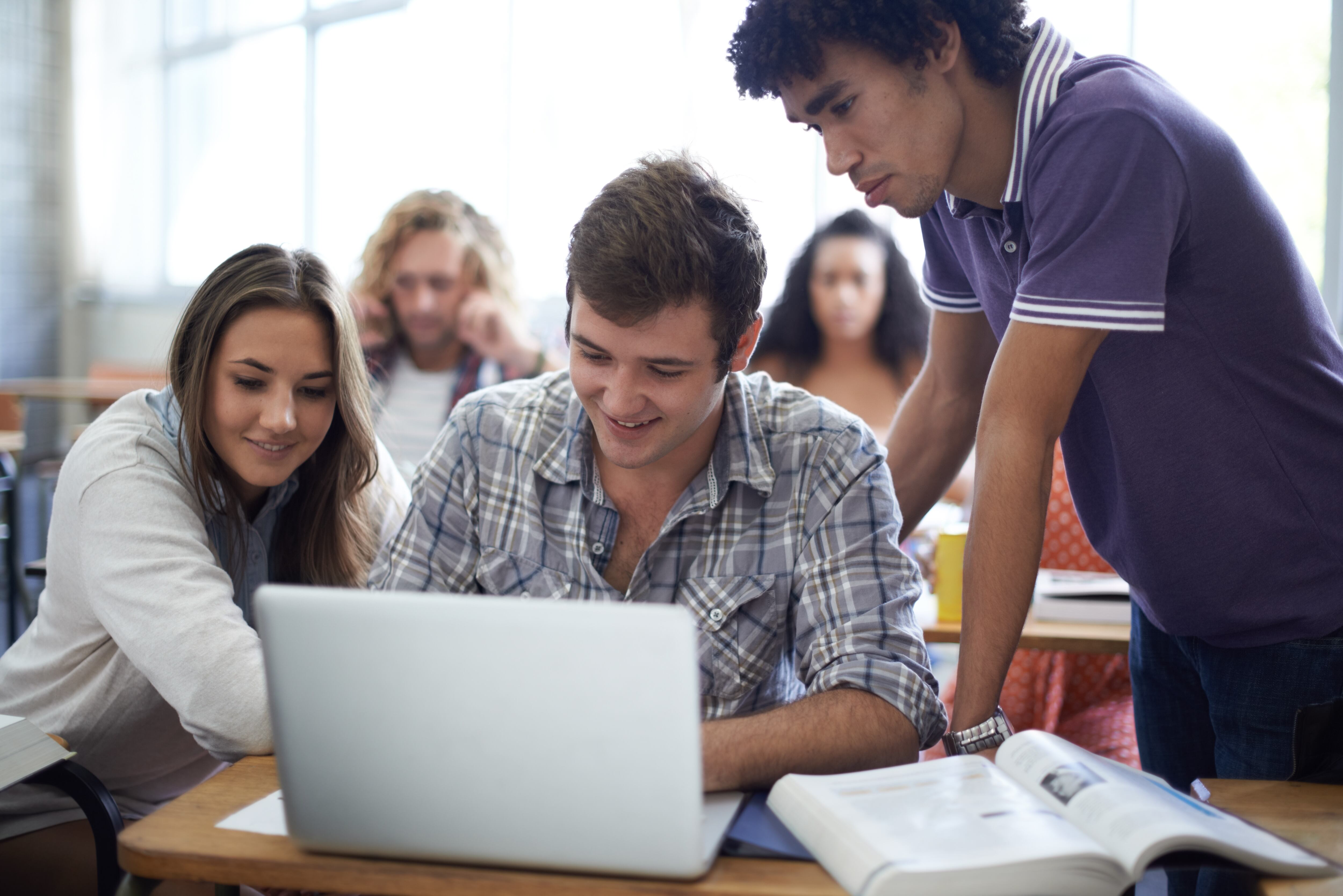 Estudiantes en un entorno universitario (Foto vía Getty Images)