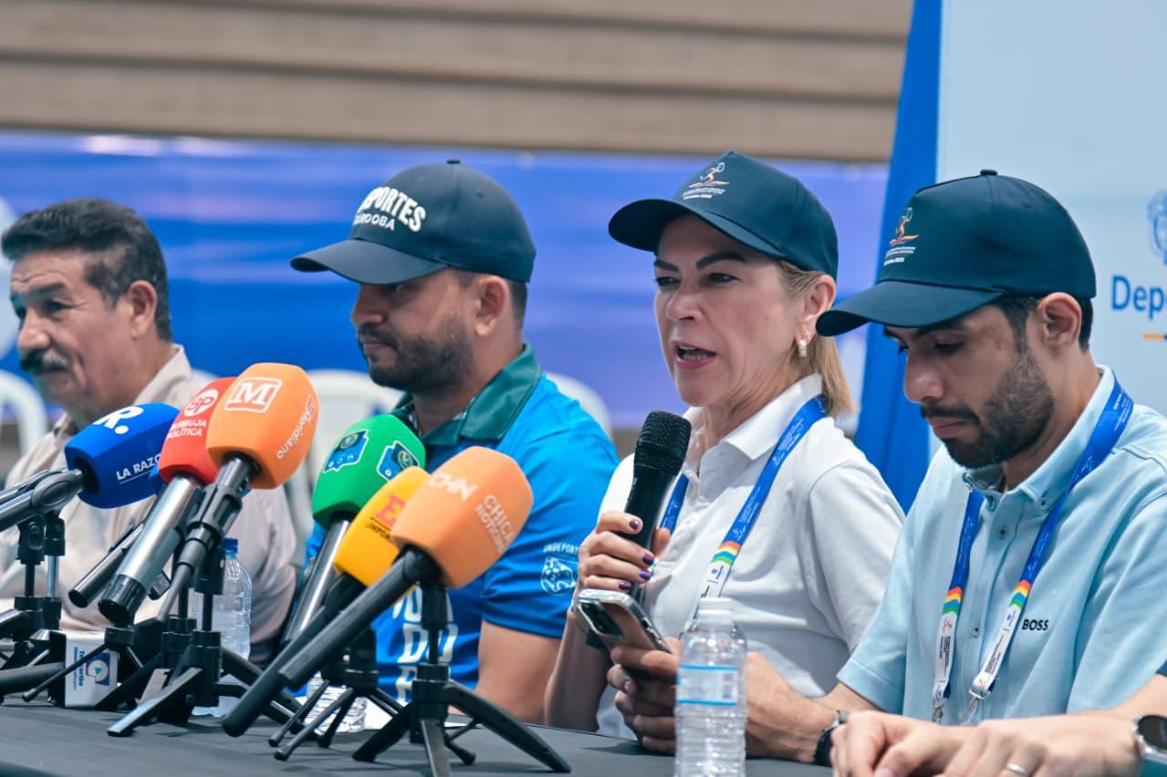 La ministra del Deporte, Patricia Duque; el director de los Juegos, Juan Miguel Villalba, y el director de Indeportes Córdoba, Luis Aldana, durante una rueda de prensa.