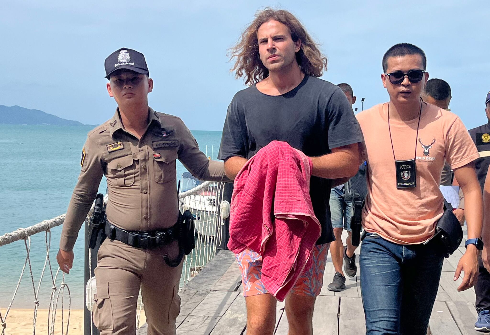 Traslado de Daniel Jeronimo Sancho Bronchalo hacia un juzgado en la isla de Koh Samui donde se definirá si es acusado tras confesar el asesinato del cirujano colombiano Edwin Arrieta Arteaga.

(Foto:    EFE/EPA/SOMKEAT RUKSAMAN)