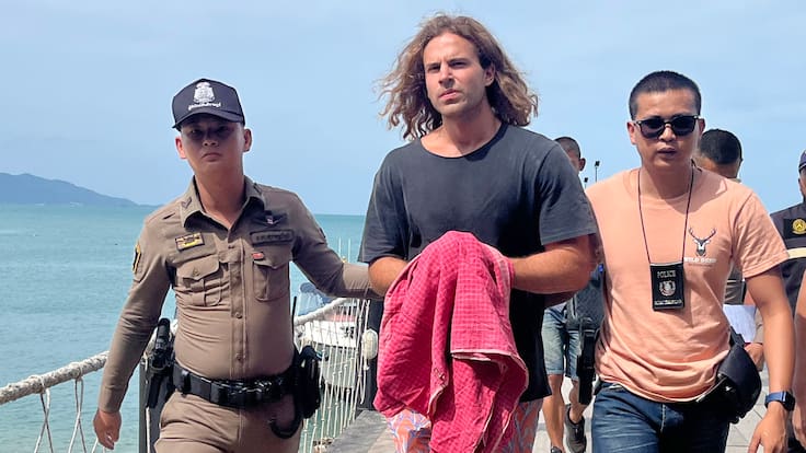 Koh Phangan (Thailand), 07/08/2023.- A Spanish chef alleged murder suspect Daniel Jeronimo Sancho Bronchalo (C) is escorted by Thai police officers as they arrive at a port before going to the court in Koh Samui island, southern Thailand, 07 August 2023. Thai police arrested a 29-year-old Spanish nationality Daniel Jeronimo Sancho Bronchalo accused of killing a Colombian surgeon Edwin Arrieta Arteaga and dismembering his body before dumping some parts in a rubbish dump and other parts including his head in the sea, police said. (España, Tailandia) EFE/EPA/SOMKEAT RUKSAMAN