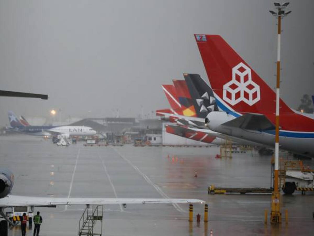 Lluvias causan cierres de aeropuertos y demoras de vuelos