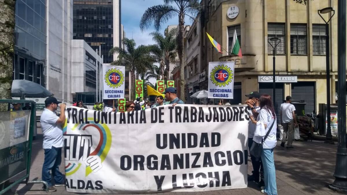 A esta hora los trabajadores de Manizales marchan sobre la carrera 23 para expresar su desacuardo con algunas propuestas del Plan Nacional de Desarrollo.  La jornada terminará en la Plaza de Bolívar con un plantón.