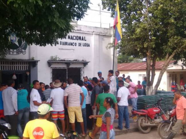 Tensión en Barranco de Loba por protestas debido a mal servicio de energía