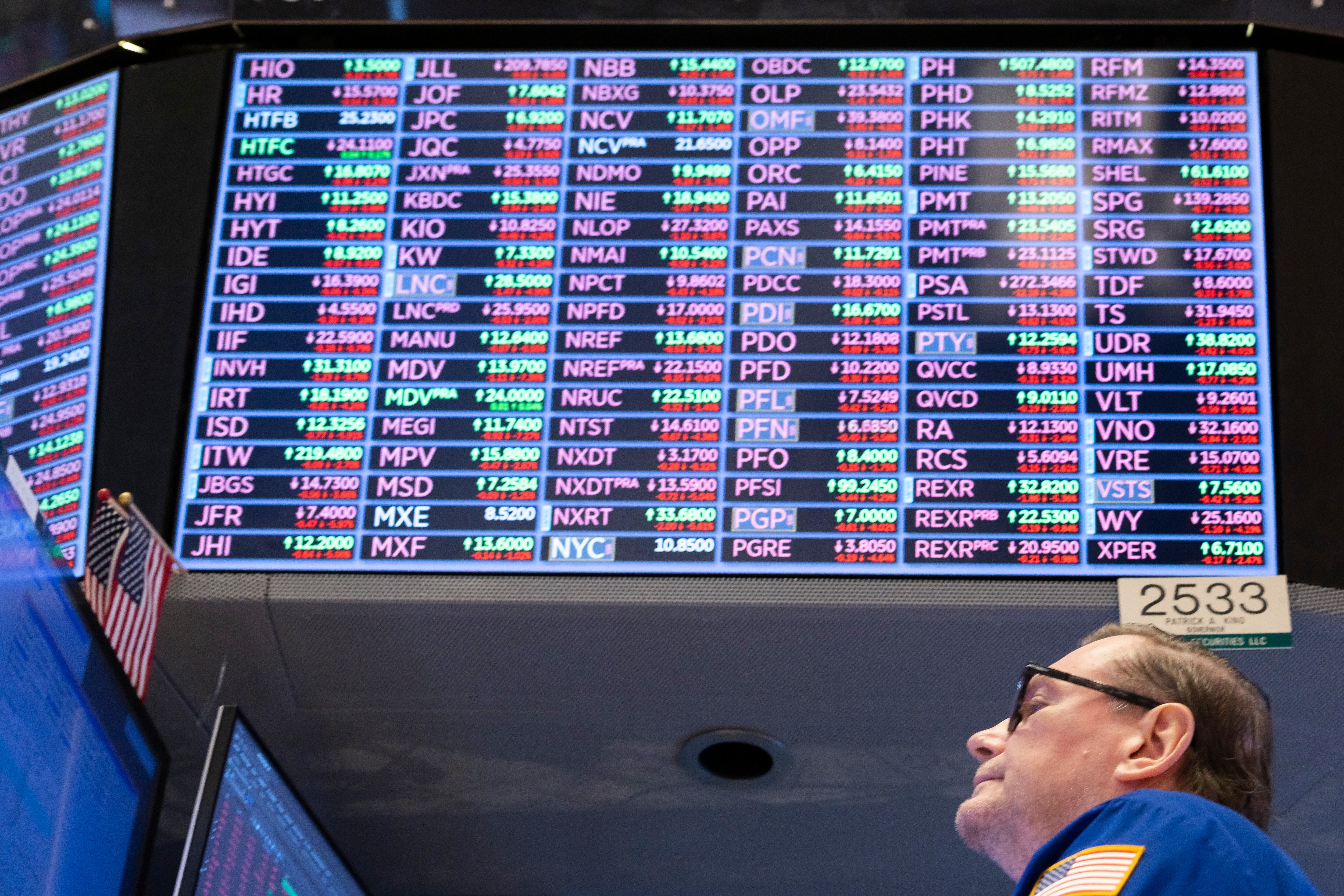 NEW YORK (United States), 07/04/2025.- A trader works at the opening bell on the floor of the New York Stock Exchange in New York, New York, USA, 07 April 2025. World financial markets are continuing to react to reciprocal tariffs that US President Donald Trump announced in the previous week. (Nueva York) EFE/EPA/JUSTIN LANE