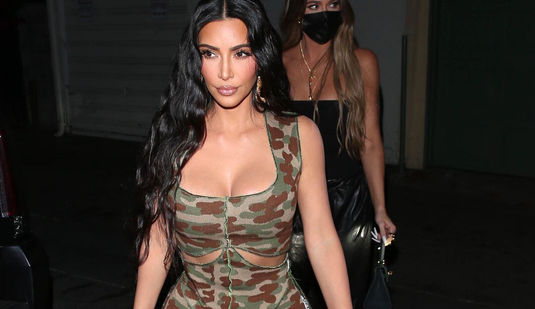 ¡De fucsia! Con este bikini Kim Kardashian recibe el sol