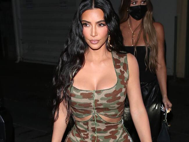 ¡De fucsia! Con este bikini Kim Kardashian recibe el sol