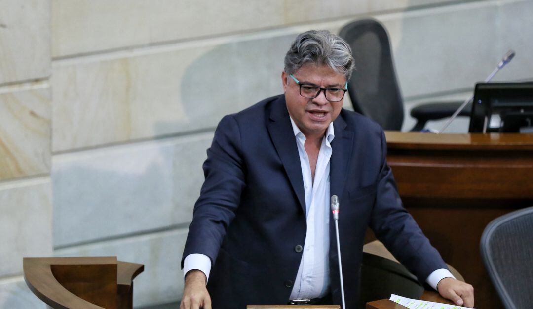 El congresista criticó que en medio de la pandemia se destinen recursos para fortalecer a la Policía.