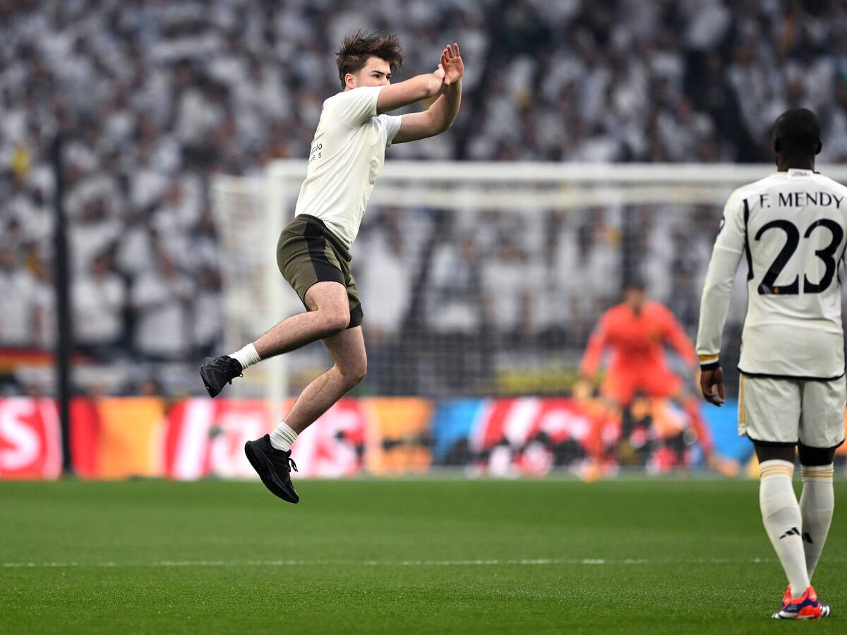 Video: Hinchas invaden la cancha en la final de la Champions League en Wembley