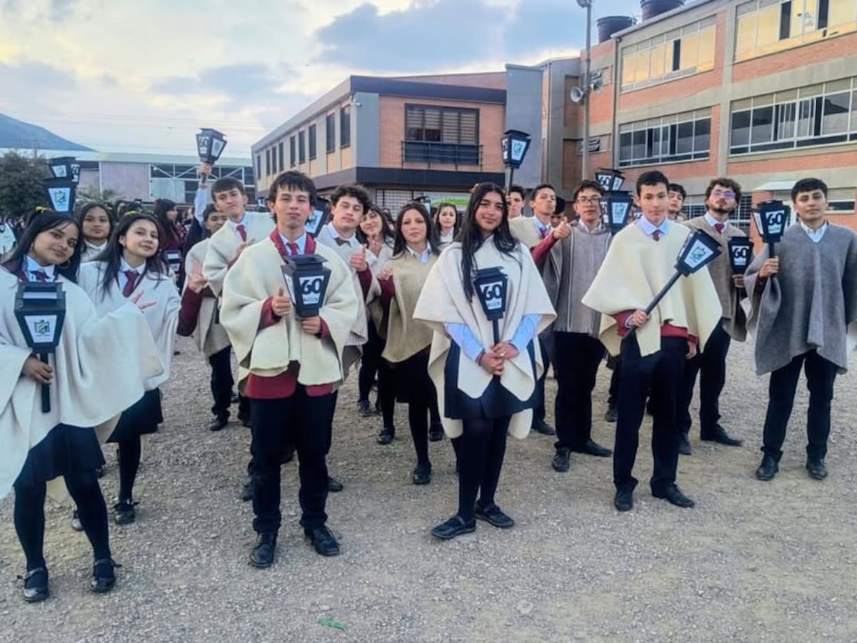 Estudiantes en Boyacá cambian chaqueta de prom por la ruana tradicional