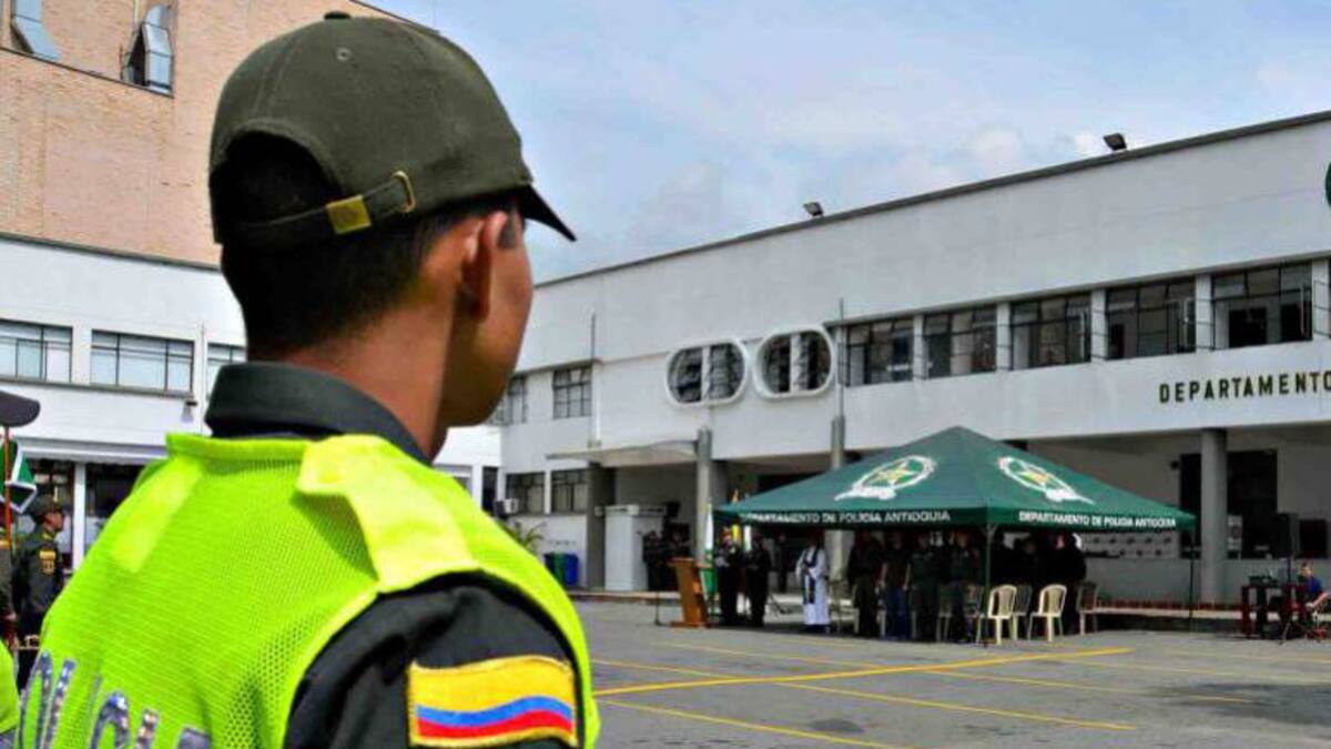 Retiran del cargo de docente a policía denuncia por presunto abuso a menor de edad