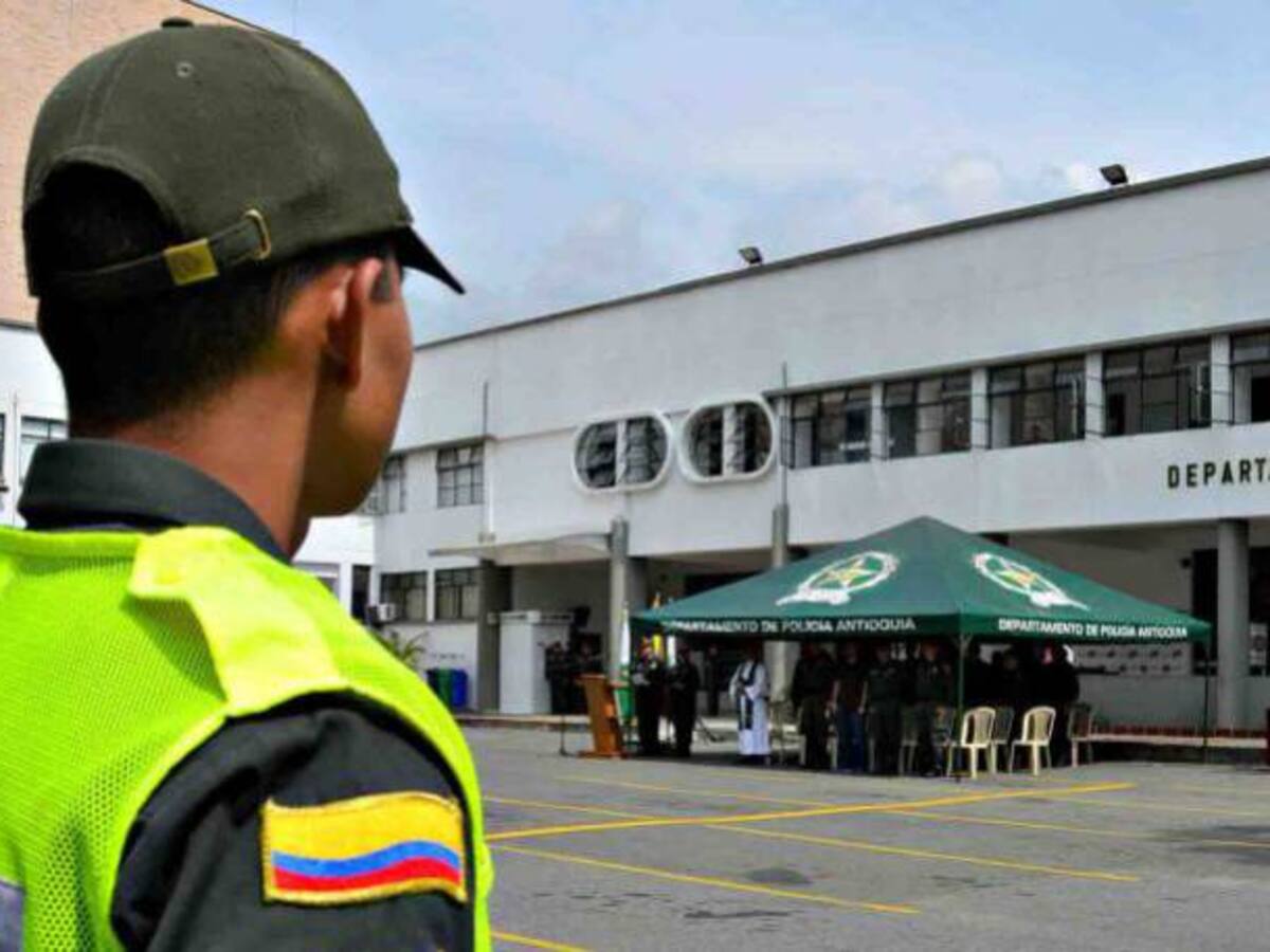 Retiran del cargo de docente a policía denunciado, presunto abuso a menor