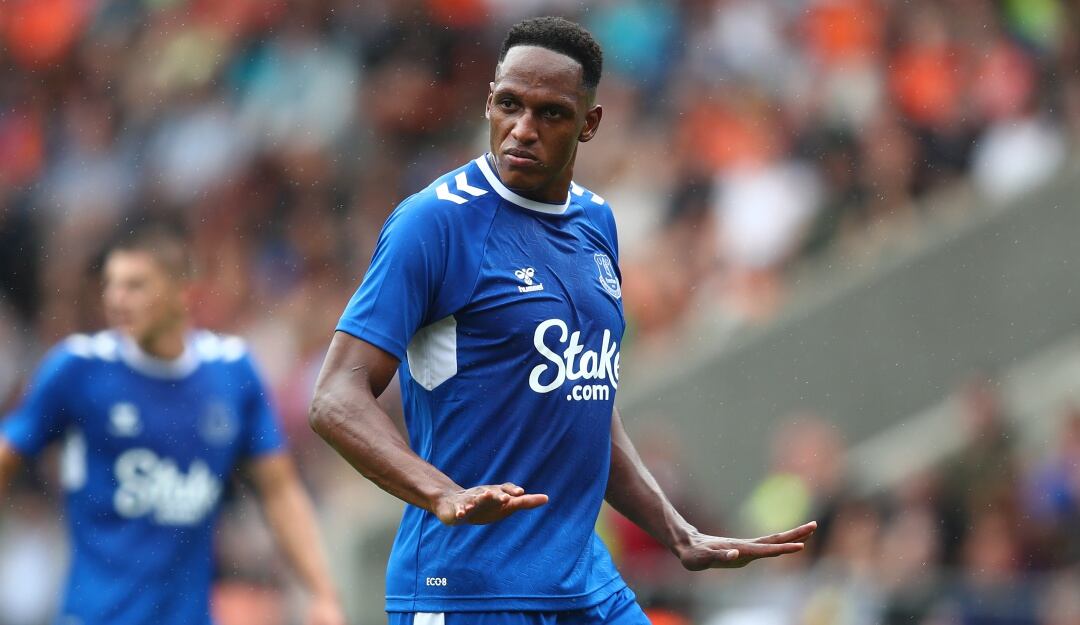 Yerry Mina durante un amistoso de pretemporada con el Everton.