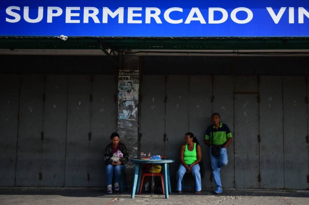 “El presidente Maduro ha decidido por el día de hoy suspender las clases y las jornadas laborales, tanto públicas como privadas, con el objetivo de poder facilitar las labores de recuperación del servicio eléctrico”, manifestó la vicepresidenta.