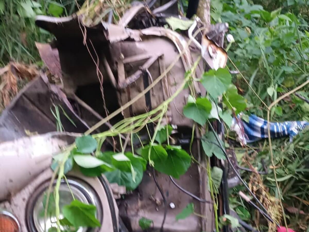 Un vehículo rueda por una ladera en el sector de Malpaso en Manizales
