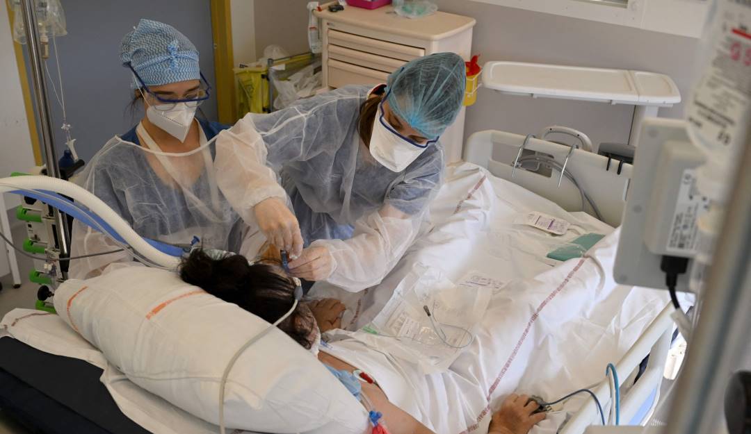 Tratamiento de una persona contagiada con coronavirus hospitalizada en Francia.    Foto: Getty 