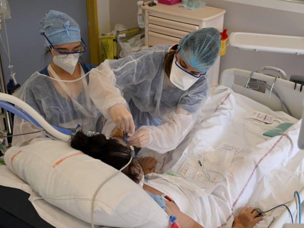 Variante ómicron puede ser menos grave pero no debe clasificarse como leve: OMS