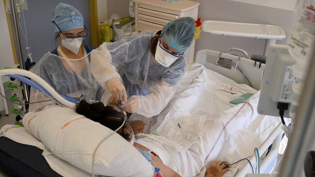 Tratamiento de una persona contagiada con coronavirus hospitalizada en Francia. Foto: Getty