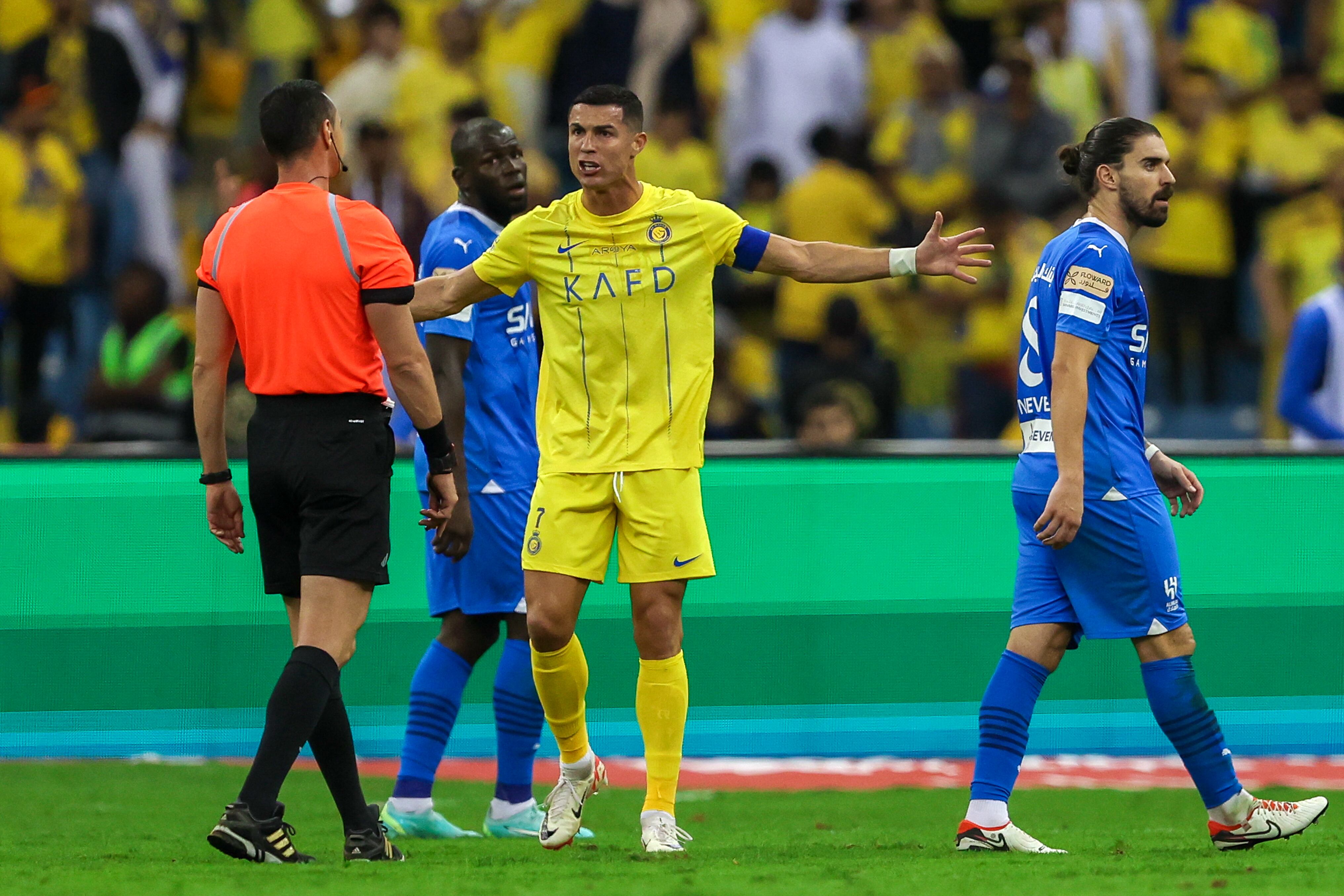 Cristiano Ronaldo le reclama con dureza a Wilmar Roldán. (Photo by Yasser Bakhsh/Getty Images)