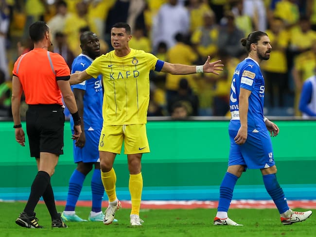 Cristiano Ronaldo le reclama con dureza a Wilmar Roldán. (Photo by Yasser Bakhsh/Getty Images)